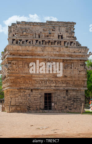 Piccolo tempio Maya, ornata con pietre incise, nella zona archeologica di Chichen Itza, sulla penisola dello Yucatan Foto Stock