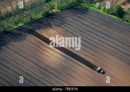 Vista aerea di un trattore aratura o erpicatura un acro in primavera, Germania, Schleswig-Holstein, Dithmarschen Foto Stock