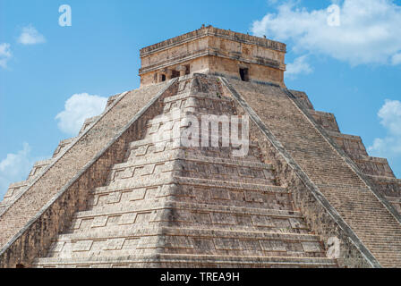 Il vertice della piramide Maya di Kukulkan, conosciuta come El Castillo, classificato come struttura 5B18, presi nella zona archeologica di Chichen Itza, in Foto Stock