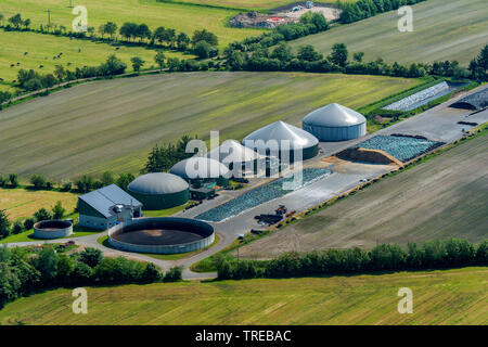 Impianto di produzione di biogas in Dithmarschen con reattore slurry e silo, vista aerea, Germania, Schleswig-Holstein, Frisia settentrionale Foto Stock