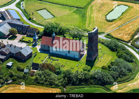 Vecchia chiesa di San Salvator sull'isola Pellworm, vista aerea, Germania, Schleswig-Holstein, Frisia settentrionale Foto Stock