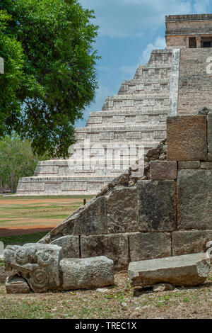 Piramide Maya e rovine ispirato da Dio Kukulkan, presi nella zona archeologica di Chichen Itza nella penisola dello Yucatan Foto Stock