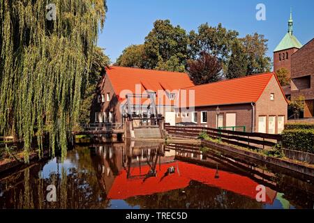 Parco e watergate di fiume Berkel e St Georg chiesa, in Germania, in Renania settentrionale-Vestfalia, Muensterland, Vreden Foto Stock