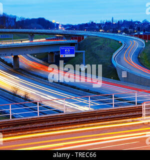 Ponte sull'autostrada A40 in serata, in Germania, in Renania settentrionale-Vestfalia, la zona della Ruhr, Bochum Foto Stock