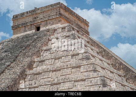 Il vertice della piramide Maya di Kukulkan, conosciuta come El Castillo, classificato come struttura 5B18, presi nella zona archeologica di Chichen Itza, in Foto Stock