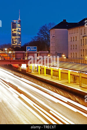Autostrada A40 direttamente a case residenziale di sera, in Germania, in Renania settentrionale-Vestfalia, la zona della Ruhr, Essen Foto Stock