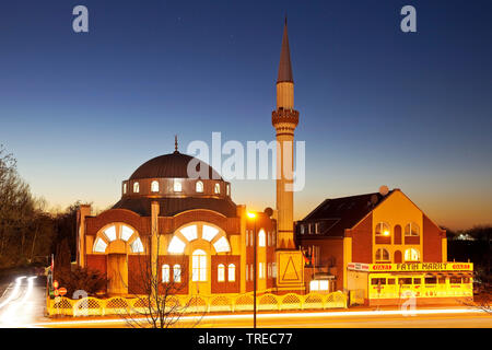 La Moschea Fatih di sera, in Germania, in Renania settentrionale-Vestfalia, la zona della Ruhr, Essen Foto Stock