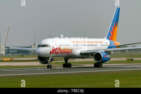 Jet2vacanze 737-236, G-LSAD, voce per prendere il via all'Aeroporto di Manchester Foto Stock