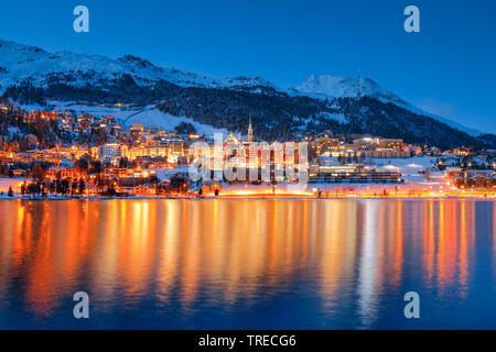 Moritz e il Lago di San Moritz, Svizzera, Grigioni, Oberengadin Foto Stock