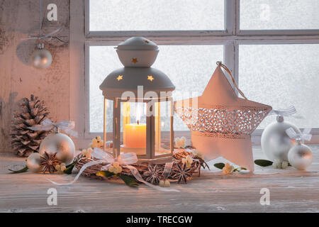 Lanterna con decorazione di Natale su una battuta, Svizzera Foto Stock