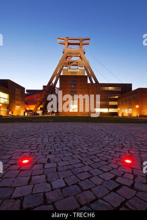 Copricapo di Schacht XII del Complesso industriale delle Miniere di carbone dello Zollverein di sera, in Germania, in Renania settentrionale-Vestfalia, la zona della Ruhr, Essen Foto Stock