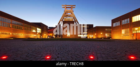 Copricapo di Schacht XII del Complesso industriale delle Miniere di carbone dello Zollverein di sera, in Germania, in Renania settentrionale-Vestfalia, la zona della Ruhr, Essen Foto Stock