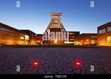 Copricapo di Schacht XII del Complesso industriale delle Miniere di carbone dello Zollverein di sera, in Germania, in Renania settentrionale-Vestfalia, la zona della Ruhr, Essen Foto Stock