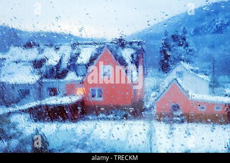 Vista attraverso una finestra con acqua di condensa e pioggia scende al di sotto di una casa in inverno, in Germania, in Renania settentrionale-Vestfalia, la zona della Ruhr, Witten Foto Stock