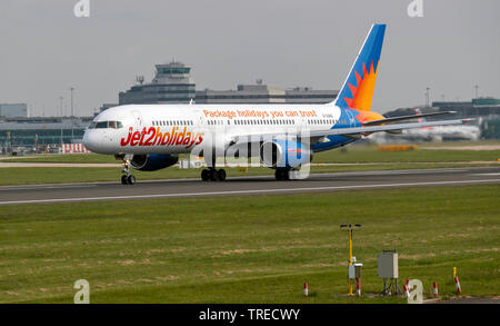 Jet2vacanze 737-236, G-LSAD, voce per prendere il via all'Aeroporto di Manchester Foto Stock