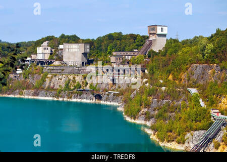 Prangenhaus cava di calcare e il lago, Cava Flandersbach in background, in Germania, in Renania settentrionale-Vestfalia, Bergisches Land, Wuelfrath Foto Stock