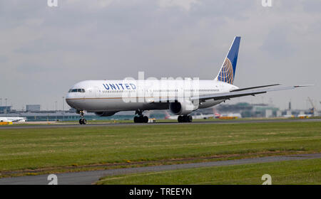 United Airlines Boeing 767-424, N69059, laminazione per prendere il via all'Aeroporto di Manchester Foto Stock