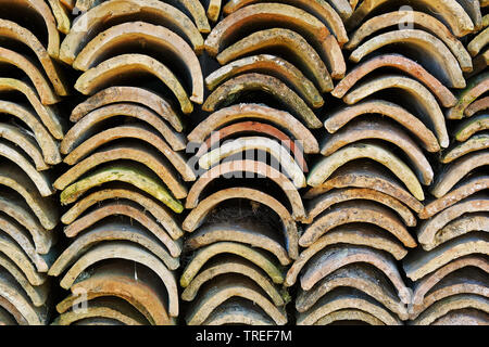 Vecchio tetto di piastrelle impilate, texture geometrica Foto Stock