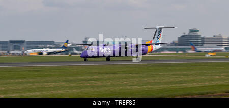 Flybe Bombardier Dash 8 Q400, G-JEDU, voce per prendere il via all'Aeroporto di Manchester Foto Stock