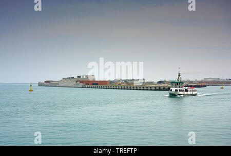 Venezia, Italia -10 APR 2019- Vista del MOSE (Modulo Sperimentale Elettromeccanico, Modulo Sperimentale Elettromeccanico) progetto di infrastruttura in t Foto Stock