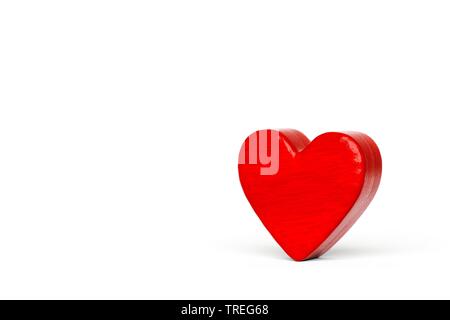 La computer grafica 3D, cuore rosso al di fuori del legno contro uno sfondo bianco Foto Stock