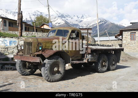 Vecchio arrugginito camion russi Foto Stock