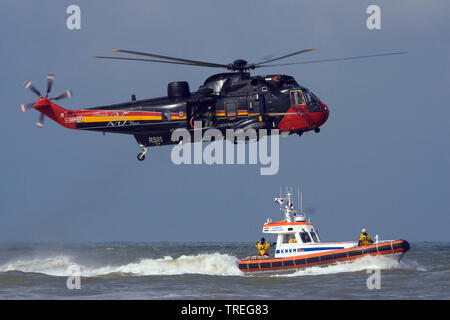 Salvataggio in elicottero e life boat durante la dimostrazione di salvataggio, Paesi Bassi Foto Stock