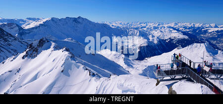 Ponte panoramico sulla cima di Aiguille Rouge vertice ( 3200 m ) sulla località sciistica di Les Arcs in Valle Tarentaise, Francia, Savoie Foto Stock