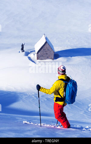 Sci fuori pista sulla stazione sciistica di La Rosiere sulla pass Petit Saint Bernard in Valle Tarentaise, statua religiosa di Chanoux, Francia, Savoie Foto Stock