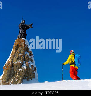 Sci fuori pista sulla stazione sciistica di La Rosiere sulla pass Petit Saint Bernard in Valle Tarentaise, statua religiosa di Chanoux, Francia, Savoie Foto Stock