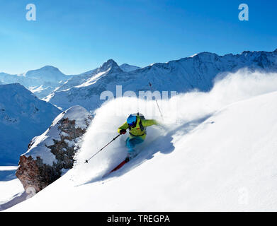 Sci fuori pista nella località sciistica di Les Arcs in Savoia, Valle Tarentaise, mountain Aiguille Rousse, Francia Foto Stock