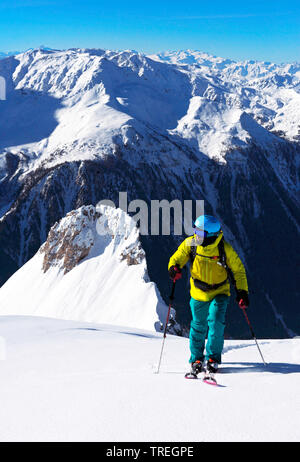 Sci di fondo nella località sciistica di Les Arcs in Savoia, Valle Tarentaise, mountain Aiguille Rousse in background, Francia Foto Stock