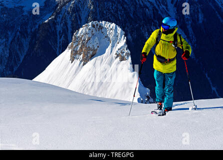 Sci di fondo nella località sciistica di Les Arcs in Savoia, Valle Tarentaise, mountain Aiguille Rousse in background, Francia Foto Stock