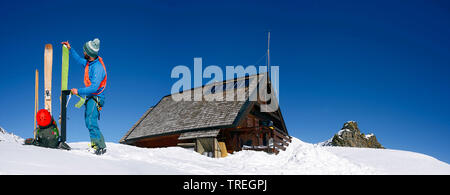 Sci di fondo nella località sciistica di Les Arcs in Valle Tarentaise, rifugio di Turia in background, Francia, Savoie Foto Stock