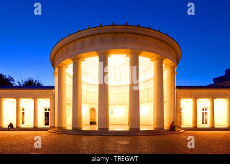 Elisenbrunnen di sera, in Germania, in Renania settentrionale-Vestfalia, Aix-la-Chapelle Foto Stock