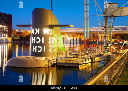 Artwork sommergibile presso il Museo Kueppersmuehle di sera, in Germania, in Renania settentrionale-Vestfalia, la zona della Ruhr, Duisburg Foto Stock