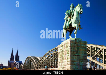 Statua equestre di Guglielmo I. con la cattedrale di Colonia e il ponte di Hohenzollern, in Germania, in Renania settentrionale-Vestfalia, Colonia Foto Stock