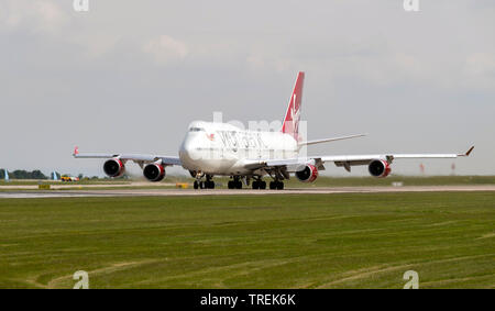 Virgin Alantic Boeing 747-400, G-VBIG, 'Tinker Belle' pronta per il decollo all'Aeroporto di Manchester Foto Stock