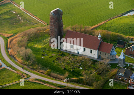 Vecchia chiesa di San Salvator sull'isola Pellworm, vista aerea, Germania, Schleswig-Holstein, Frisia settentrionale Foto Stock