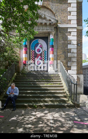 Una volta installazione da UAL Chelsea College of Arts, BA Graphic Design Comunicazione agli studenti per Clerkenwell Design Week 2019 Foto Stock