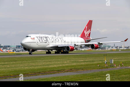 Virgin Alantic Boeing 747-400, G-VBIG, 'Tinker Belle' pronta per il decollo all'Aeroporto di Manchester Foto Stock