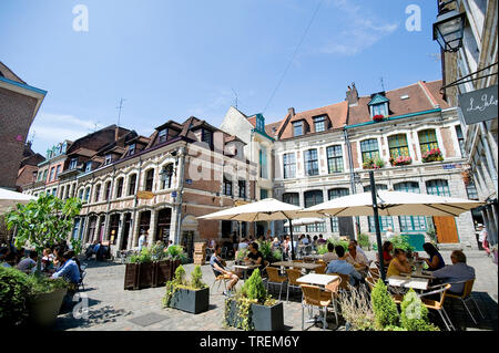 Atmosfera in una via pedonale della Città Vecchia di Lille (Francia settentrionale), ÒPlace aux Oignons' (cipolla Square): tipiche facciate di Flemish-style Foto Stock