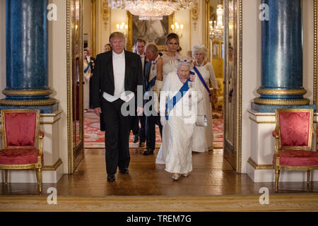 HRM Queen Elizabeth II, con il presidente Donald Trump line up per il banchetto di stato formale di fotografia di gruppo, Buckingham Palace, London, Regno Unito Foto Stock