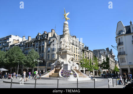 Reims (Francia nord-orientale): Òplace Drouet dÕErlonÓ piazza con la fontana Sube e il suo oro luccicante statua della Vittoria Alata, edifici di th Foto Stock