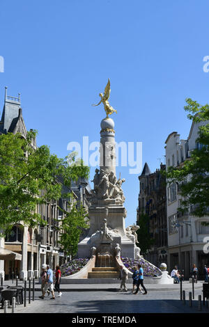 Reims (Francia nord-orientale): Òplace Drouet dÕErlonÓ piazza con la fontana Sube e il suo oro luccicante statua della Vittoria Alata, edifici di th Foto Stock