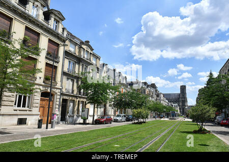 Reims (Francia nord-orientale): facciate di edifici lungo Òcours Langlet' street nel centro della città e i binari del tram, con la cattedrale in background * Foto Stock