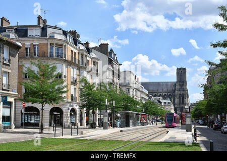 Reims (Francia nord-orientale): facciate di edifici lungo "cours Langlet' street nel centro città e il tram, con la cattedrale in background.Loca Foto Stock