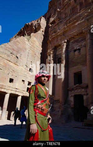 Jordanian Beduino Guardia di polizia presso il Nabatean città di Petra in Giordania. Foto Stock