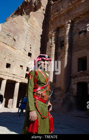 Jordanian Beduino Guardia di polizia presso il Nabatean città di Petra in Giordania. Foto Stock
