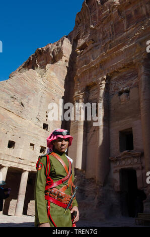 Jordanian Beduino Guardia di polizia presso il Nabatean città di Petra in Giordania. Foto Stock
